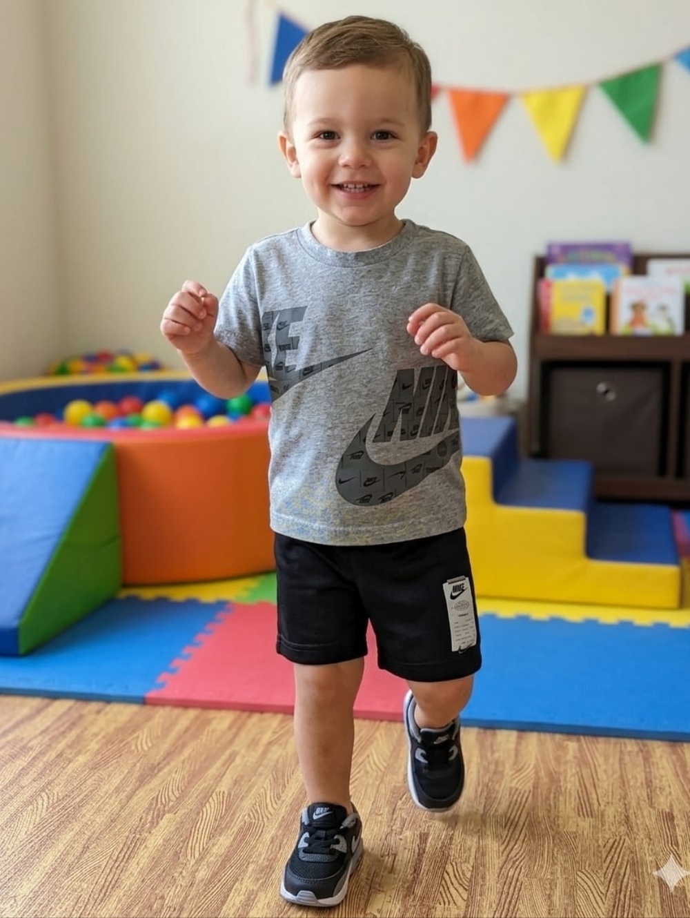 Set consisting of black shorts and a gray short-sleeve T-shirt with a Nike print
